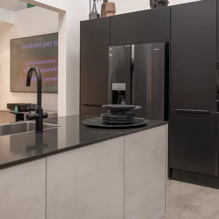 ME-kitchen-showroom-zwartschiereiland